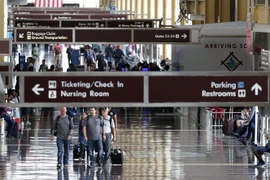 Hành khách tại nhà chờ sân bay Ronald Reagan, Washington, Mỹ ngày 1/9. (Nguồn: AFP/TTXVN)