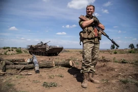 Binh sỹ Ukraine gác tại chốt quân sự gần làng Troitske, vùng Lugansk ngày 20/8. (Nguồn: AFP/TTXVN)