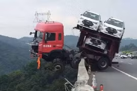 Xe tải lơ lửng trên không sau khi đâm vào hộ lan trên cao tốc