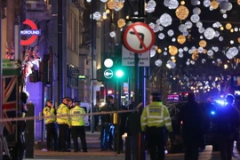Cảnh sát phong tỏa bên ngoài ga tàu điện ngầm Oxford Circus sau vụ nổ súng. (Nguồn: AFP/TTXVN)