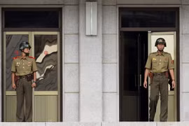 Binh sỹ Triều Tiên gác tại làng đình chiến Panmunjom ngày 27/7. (Nguồn: AFP/TTXVN)