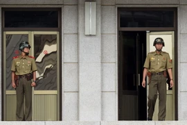 Binh sỹ Triều Tiên gác tại làng đình chiến Panmunjom ngày 27/7. (Nguồn: AFP/TTXVN)