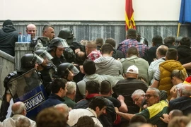Những người biểu tình xông vào bên trong tòa nhà Quốc hội ở Skopje ngày 27/4. (Nguồn: AFP/TTXVN)