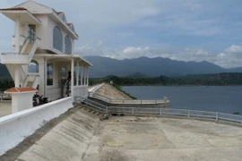 Công trình hồ chứa nước Lanh Ra được xây dựng để tích nước phục vụ tưới tiêu. (Ảnh: Công Thử/TTXVN)