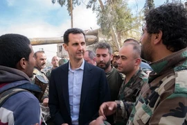 Tổng thống Syria Bashar al-Assad (giữa) thăm các binh sỹ Chính phủ tại mặt trận Đông Ghouta ngày 18/3. (Nguồn: THX/TTXVN)