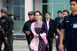 Cố vấn Nhà nước Myanmar Aung San Suu Kyi (giữa) trong chuyến thị sát bang Rakhine ngày 2/11. (Nguồn: AFP/TTXVN)