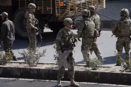 Binh sỹ Mỹ điều tra tại hiện trường một vụ đánh bom ở Kabul, Afghanistan. (Nguồn: AFP/TTXVN) 