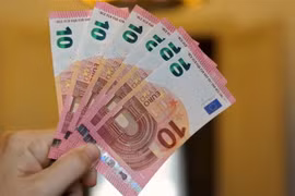 Đồng tiền giấy mệnh giá 10 euro tại một ngân hàng ở Paris, Pháp. (Nguồn: AFP/TTXVN) 