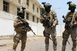 Lực lượng ủng hộ Tổng thống Yemen lưu vong Abedrabbo Mansour Hadi tuần tra tại thành phố Aden. (Nguồn: AFP/TTXVN)