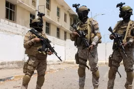 Lực lượng ủng hộ Tổng thống Yemen lưu vong Abedrabbo Mansour Hadi tuần tra tại thành phố Aden. (Nguồn: AFP/TTXVN)