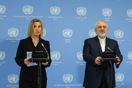 Cao ủy EU phụ trách chính sách an ninh và đối ngoại Federica Mogherini (trái) và Ngoại trưởng Iran Javad Zarif trong buổi lễ công bố thỏa thuận Kế hoạch hành động toàn diện chung (JCPOA) chính thức được thực thi, tại Vienna, Áo ngày 16/1. (Nguồn: THX/TTXV