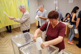 Người dân Ukraine đi bỏ phiếu. (Nguồn: Reuters) 