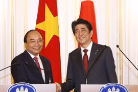Thủ tướng Nguyễn Xuân Phúc và Thủ tướng Nhật Bản Shinzo Abe tại buổi họp báo. (Ảnh: Thống Nhất/TTXVN)