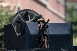 Cảnh sát chống bạo động gác tại quảng trường Taksim ở Istanbul ngày 17/7. (Nguồn: AFP/TTXVN)