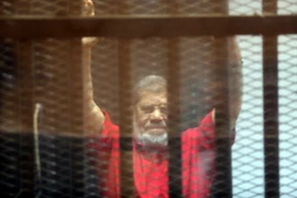 Ông Mohamed Morsi tại phiên tòa ở Cairo, Ai Cập ngày 7/5. (Nguồn: EPA/TTXVN)