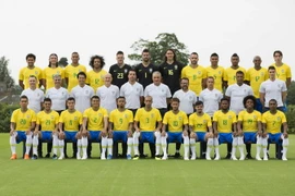 Các cầu thủ đội tuyển Brazil cùng ban huấn luyện chụp ảnh lưu niệm tại LOndon, Anh ngày 8/6. (Nguồn: EPA-EFE/TTXVN)