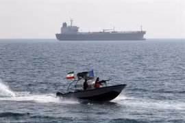 Tàu tuần tra của Iran tại eo biển Hormuz. (Nguồn: IRNA/TTXVN) 