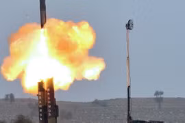 Tên lửa hành trình Brahmos được phóng lên tại một địa điểm bí mật bang Rajasthan năm 2012. (Nguồn: AFP/TTXVN)