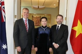 Chủ tịch Thượng viện Australia Scott Ryan (bên phải) và Chủ tịch Hạ viện Australia Tony Smith đón Chủ tịch Quốc hội Nguyễn Thị Kim Ngân. (Ảnh: Trọng Đức/TTXVN)