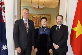 Chủ tịch Thượng viện Australia Scott Ryan (bên phải) và Chủ tịch Hạ viện Australia Tony Smith đón Chủ tịch Quốc hội Nguyễn Thị Kim Ngân. (Ảnh: Trọng Đức/TTXVN)