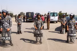 Cảnh sát Ai cập triển khai tại khu vực ngoại ô thủ đô Cairo. (Nguồn: AFP/TTXVN) 