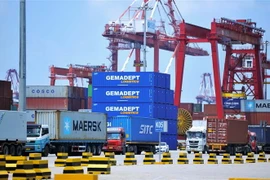 Hàng hóa được xếp tại cảng ở Thanh Đảo, tỉnh Sơn Đông, Trung Quốc. (Nguồn: AFP/TTXVN)