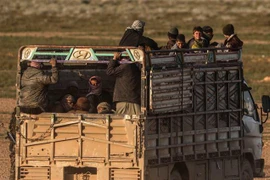 Sơ tán người dân khỏi làng Baghouz, tỉnh Deir Ezzor, Syria, ngày 25/2/2019. (Nguồn: AFP/TTXVN) 