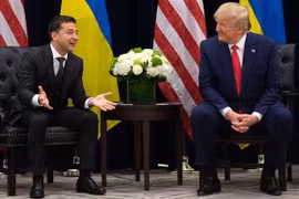 Tổng thống Mỹ Donald Trump (phải) và Tổng thống Ukraine Volodymyr Zelensky trong cuộc gặp tại New York ngày 25/9/2019. (Nguồn: AFP/TTXVN) 