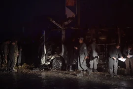 Nhân viên an ninh Afghanistan điều tra tại hiện trường sau một vụ đánh bom. (Nguồn: AFP/TTXVN)