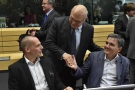 Bộ trưởng Tài chính, Kinh tế và Thương mại Pháp Michel Sapin (giữa) và Bộ trưởng Tài chính Hy Lạp Yanis Varoufakis trước cuộc họp vào ngày 25/6. (Nguồn: AFP/TTXVN)