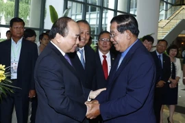 Thủ tướng Nguyễn Xuân Phúc tiễn Thủ tướng Chính phủ Hoàng gia Campuchia Samdech Techo Hun Sen. (Ảnh: Thống Nhất/TTXVN) 