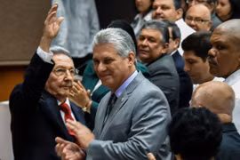 Ông Raul Castro (trái) và người kế nhiệm Miguel Díaz-Canel Bermúdez (giữa). (Nguồn: AFP) 
