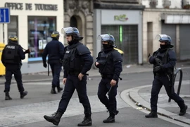 Lực lượng an ninh Pháp tham gia chiến dịch truy quét khủng bố ở Saint-Denis ngày 18/11. (Nguồn: AFP/TTXVN)