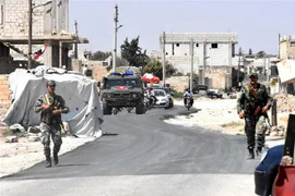 Binh sỹ quân đội chính phủ Syria và binh sỹ Nga tuần tra tại tỉnh Idlib, Syria. (Nguồn: AFP/TTXVN) 