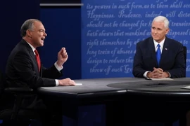 Ông Mike Pence (phải) và ông Tim Kaine (trái) tại cuộc tranh luận ở Farmville, Virginia ngày 4/10. (Nguồn: AFP/TTXVN)