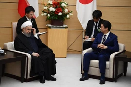 Tổng thống Iran Hassan Rouhani (trái) và Thủ tướng Nhật Bản Shinzo Abe (phải) tại cuộc gặp ở Tokyo ngày 20/12/2019. (Nguồn: AFP/TTXVN) 