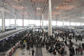 Hành khách đợi các chuyến bay tại sân bay Bắc Kinh. (Nguồn: AFP/TTXVN)