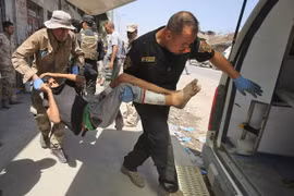 Chuyển nạn nhân bị thương trong vụ đánh bom tới bệnh viện ở Mosul ngày 23/6. (Nguồn: AFP/TTXVN)