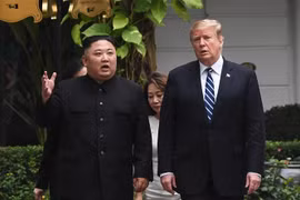 Tổng thống Mỹ Donald Trump (phải) và nhà lãnh đạo Triều Tiên Kim Jong Un (trái) tại cuộc gặp ở Hà Nội ngày 28/2/2019. (Nguồn: AFP/TTXVN) 