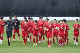 Các cầu tuyển thủ Việt Nam trên sân tập. (Ảnh: Hoàng Linh/ TTXVN) 