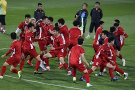 Các cầu thủ tập luyện bài kèm người và di chuyển. (Ảnh: Hoàng Linh/TTXVN) 