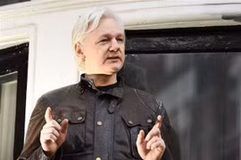Nhà sáng lập WikiLeaks Julian Assange tại Đại sứ quán Ecuador ở London, Anh ngày 19/5/2017. (Nguồn: AFP/TTXVN) 