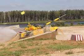 Đội Việt Nam thi đấu nội dung thi đấu xe tăng. (Ảnh: Dương Trí/Vietnam+)