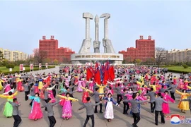 Người dân Triều Tiên múa hát tại một lễ kỷ niệm ở Bình Nhưỡng ngày 9/4. (Nguồn: YONHAP/TTXVN) 