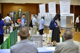 Cử tri bỏ phiếu bầu cử Thượng viện tại Tokyo, Nhật Bản ngày 21/7/2019. (Nguồn: AFP/TTXVN) 