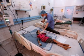 Trẻ em bị mắc bệnh bạch hầu điều trị tại bệnh viện ở Sanaa ngày 22/11/2017. (Nguồn: AFP/TTXVN)