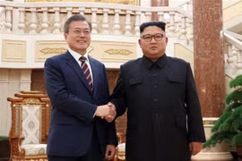Nhà lãnh đạo Triều Tiên Kim Jong-un (phải) và Tổng thống Hàn Quốc Moon Jae-in tại cuộc gặp thượng đỉnh ở Bình Nhưỡng ngày 18/9/2018. (Nguồn: AFP/TTXVN) 