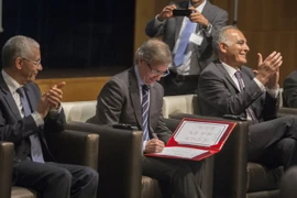 Đặc phái viên Liên hợp quốc về tình hình Libya Bernardino Leon (giữa) ký tắt vào thỏa thuận hòa bình mới tại Rabat ngày 11/7. (Nguồn: AFP/ TTXVN)