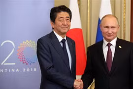 Tổng thống Nga Vladimir Putin (phải) và Thủ tướng Nhật Bản Shinzo Abe. (Nguồn: AFP/TTXVN) 