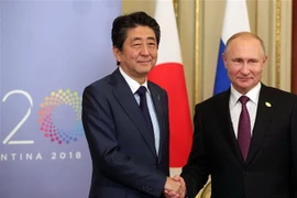 Tổng thống Nga Vladimir Putin (phải) và Thủ tướng Nhật Bản Shinzo Abe. (Nguồn: AFP/TTXVN) 